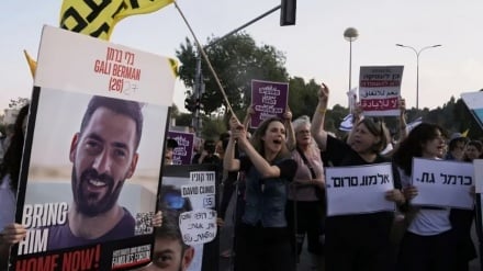 Maariv: Wanita-Wanita Israel Berdemo di Depan Rumah Netanyahu