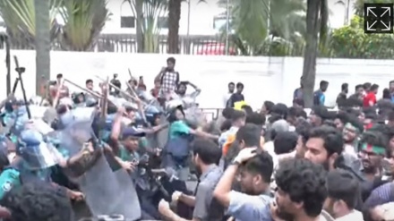শাহবাগে বুয়েট শিক্ষার্থীদের আন্দোলনে পুলিশের লাঠিপেটা, কাঁদানে গ্যাস