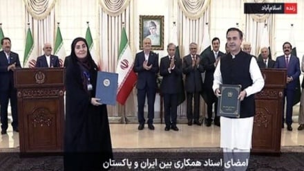 امضای ۱۲ سند همکاری میان ایران و پاکستان