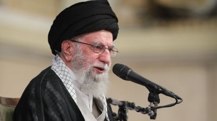 د اسلامي انقلاب رهبر: دښمنان پوه شوي چې د ایران ملت د جګړې له لارې نشي تسلیمولی