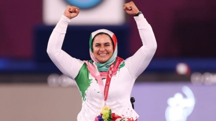 एशियाई पैरालंपिक में एक ईरानी महिला ने गौरव हासिल किया और महिला रेफ़रियों ने फ़ुटसाल विश्वकप में न्यायाधीश की भूमिका निभाई