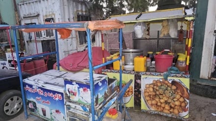 جستجوی نان در ازدحام بساطی‌ها و گاری‌ها در هرات