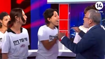 युद्ध-विरोधी कार्यकर्ताओं का इज़राइली चैनल 14 के स्टूडियो पर हमला / हमास नेताओं की मेज़बानी करने वाले देशों को ज़ायोनी शासन की धमकी