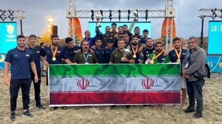 La nazionale iraniana di lotta sulla spiaggia conquista la classifica mondiale