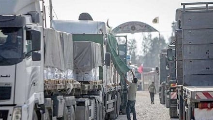 ग़ाज़ा में मानवीय सहायता से लदे ट्रकों का प्रवेश