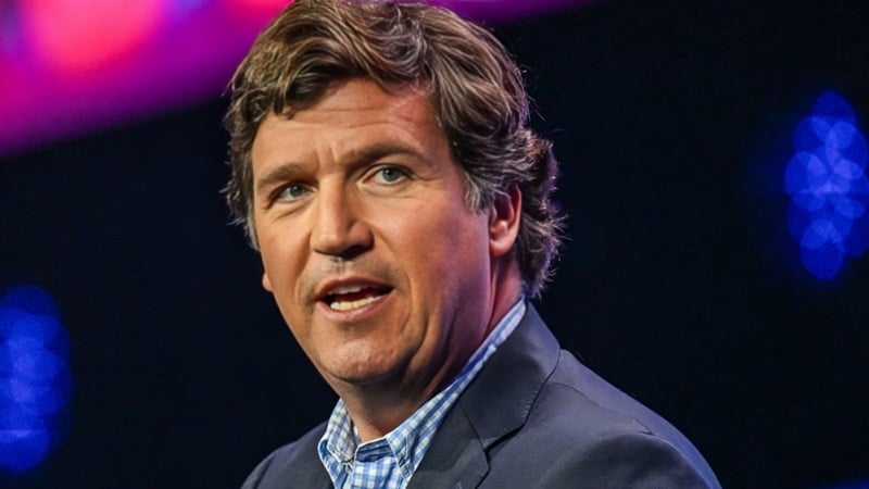 Prezantuesi i famshëm amerikan Tucker Carlson