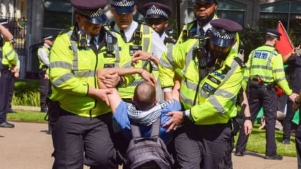 Perché Londra ha concesso maggiore libertà d'azione alla polizia inglese?