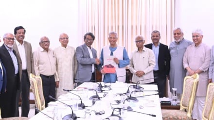 জুলাই সনদ বাস্তবায়নের উপায় সম্পর্কিত সুপারিশ প্রধান উপদেষ্টার কাছে হস্তান্তর