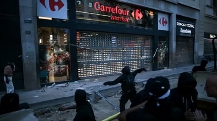 Demonstran Spanyol Serang Merek Pro-Zionis di Barcelona