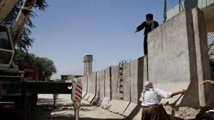 موانع امنیتی از اطراف ادارات دولتی و تأسیسات نظامی در افغانستان برچیده می‌شود