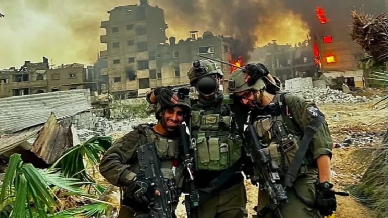 חיילים ישראלים מתפארים בשריפת בתים בעזה