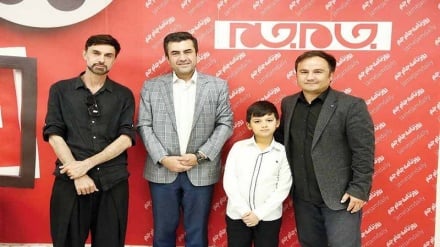 «Моҳӣ дар шаст», Ровии пайванди ду миллат