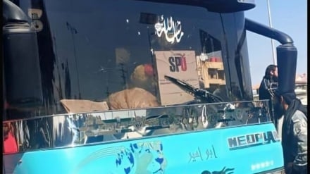 シリア南部でバスに銃撃