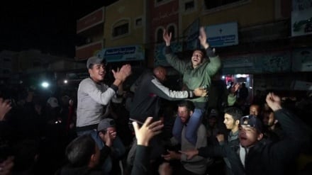 La popolazione della Striscia di Gaza festeggia dopo la risposta di Hamas al piano di Trump