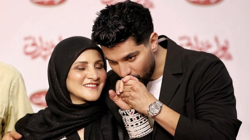 Aktori iranian Sina Mehrad i puth duart nënës së tij