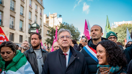Les Insoumis exigent la démission de Macron  