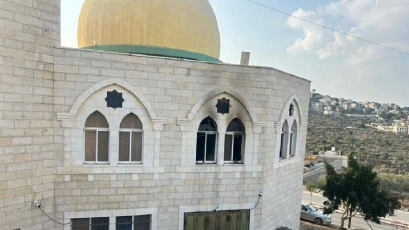 পশ্চিম তীরে একটি মসজিদে আগুন ধরিয়ে দিয়েছে ইহুদি বসতি স্থাপনকারীরা