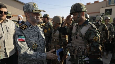 Panglima Militer Iran: Unit Angkatan Darat Lindungi Perbatasan dengan Segenap Kekuatan Mereka