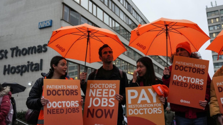 تداوم اعتصاب پنج‌روزه پزشکان انگلیس در اعتراض به دستمزد و کمبود فرصت‌های آموزشی