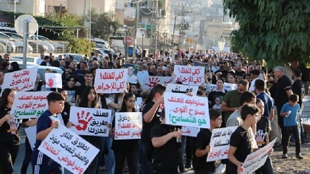 אלפי המשתתפים בהפגנה בעראבה(בפלסטין) נגד האלימות, הפשיעה וחוסר המעש של המשטרה הישראלית