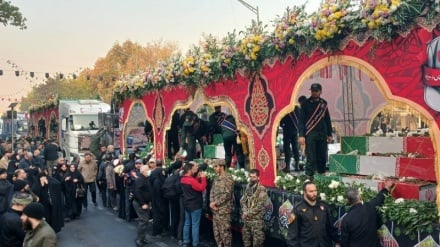 په تهران کې د مقدس دفاع د ۱۰۰ نامعلومو شهیدانو د جنازې مراسم