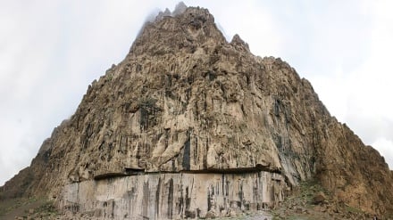 باستان‌شناسی | آشنایی با بیستون؛ پنجمین دیواره بلند جهان در ایران / مجسمه آمون طلایی؛ شاهکاری از دل مصر باستان 
