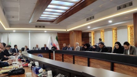 Qilon bo Kaspi dıyo ətrofədə bıə məmləkəton ticoriyə nımoyişqo mizbon bəbe 