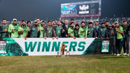 پاکستان سریلانکا ته په ۶ ویکټو ماتې ورکړه او د درې اړخیزې لړۍ اتلولي یې وګټله