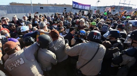 Affrontements violents entre manifestants anti‑immigration et police américaine à Chicago