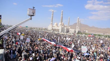 ব্রিটিশ শাসন অবসানের বার্ষিকীতে ইয়েমেনে লাখ লাখ মানুষের শোভাযাত্রা