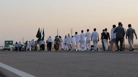 زائران عراقی پس از 45 روز پیاده‌روی از کربلا به مشهد می‌رسند