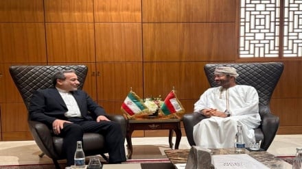 دیدار و گفت‌وگوی عراقچی با همتای عمانی خود در بدو ورود به مسقط