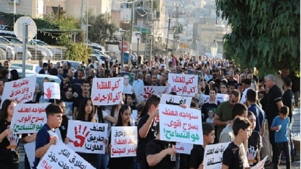 אלפי המשתתפים בהפגנה בעראבה(בפלסטין) נגד האלימות, הפשיעה וחוסר המעש של המשטרה הישראלית