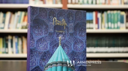 Ընթերցողի սեղանին դրվեց իրանցի նշանավոր բանաստեղծ Ռումիի գազելների հայերեն թարգմանված  ժողովածուն