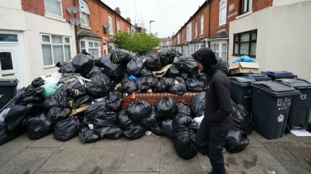 আবর্জনার দুর্গন্ধ দিয়ে ইংল্যান্ডের বার্মিংহামে নববর্ষ শুরু 