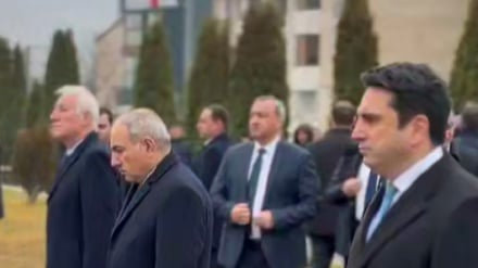 Փաշինյանը, մի շարք պաշտոնյաների ուղեկցությամբ, Սպիտակում հարգանքի տուրք է մատուցել երկրաշարժի զnhերի հիշատակին