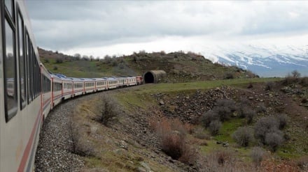 Երկաթուղային ճանապարհին և պաշարման տակ ծովում. Արտաքին ճնշմանը դիմադրության երկու պատմություն