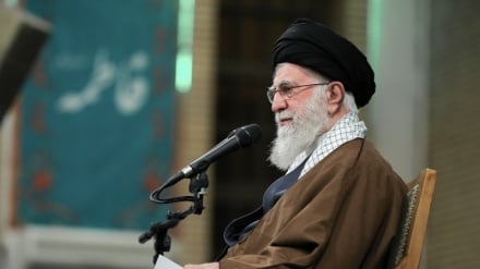İmam Hamenei: Batı Kapitalizmi Kadının Onurunu Ayaklar Altına Alırken, İslam Kadına Tam Saygıyı Öngörür