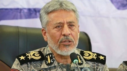 دریادار سیاری: ارتش مقابل هرگونه نفوذ دشمن به ایران ایستاده است
