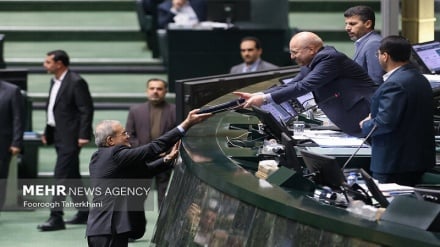 Rais Pezeshkian awasilisha rasimu ya bajeti katika Bunge la Iran