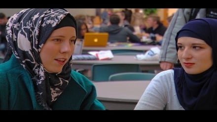 د بلجیم اسلامي ټولنې په ښونځیو کې په حجاب د بندیز  په نوي طرحې شکایت وکړ 