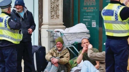 Европейские вызовы | Празднование в календаре, печаль дома; горькая история Рождества в Британии / Франция утвердила экстренный экономический бюджет