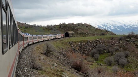 در مسیر آهن و در محاصره دریا؛ دو روایت از مقاومت در برابر فشار خارجی