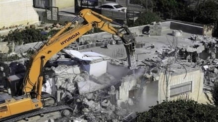 Demolition of a 13-unit building in al-Quds leaves 100 Palestinians displaced