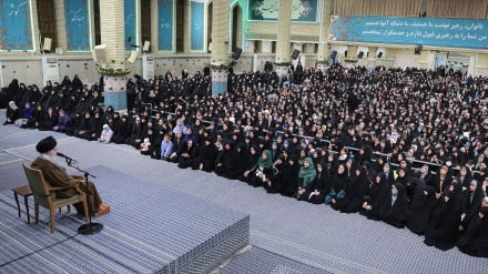 رهبر انقلاب اسلامی: باز بودن راه پیشرفت و ترقی علمی و شغلی حق زنان است
