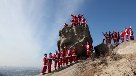 Dari Santa Claus Mendaki Puncak Gunung di Korea Selatan hingga Pertunjukan Roadblock di Iran