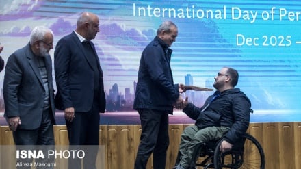 ده تصویر؛ ده رویداد | از گرامیداشت روز جهانی افراد دارای معلولیت در ایران تا جشنواره سالانه نور در کانادا 