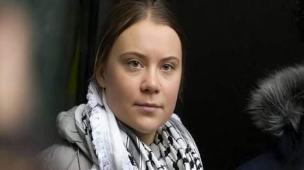 پلاکاردی که باعث بازداشت فعال سوئدی حامی فلسطین در لندن شد