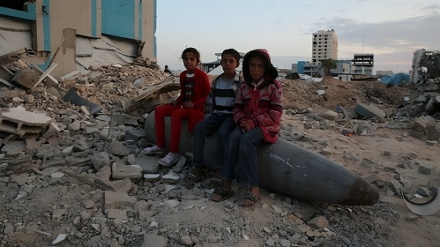 شهادت کودک فلسطینی بر اثر انفجار بمب‌های به جای مانده رژیم صهیونیستی در غزه / آمریکا مسئول است  