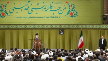 Imamu Khamenei: Watu wa Iran wamesambaratisha njama adui za kubadilisha utambulisho wao wa kidini na kihistoria
